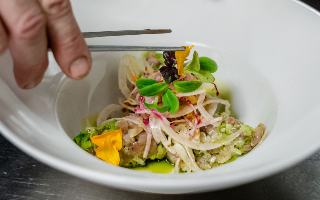 Le tartare de maquereau, le plat « fraîcheur » de l’été au restaurant Le Siècle